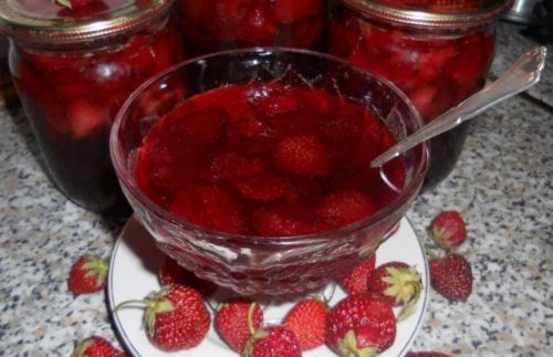 Самый простой рецепт варенья из клубники с ягодами