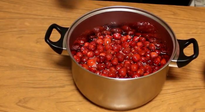 погрузить ягоды в сироп